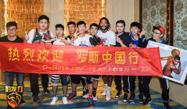 “提神给力 豹发瑰来”直播开启 罗斯当众示爱盼盼豹发力 “提神给力 豹发瑰来”直播开启 罗斯当众示爱盼盼豹发力